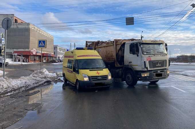 На юге Москвы мусоровоз наехал на пешехода