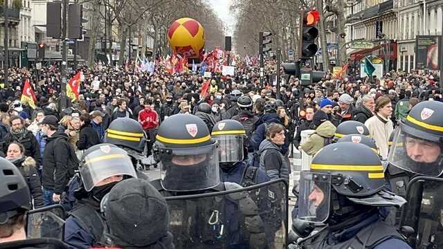 "Это война". В Париже протестующие против пенсионной реформы жгут костры и строят баррикады