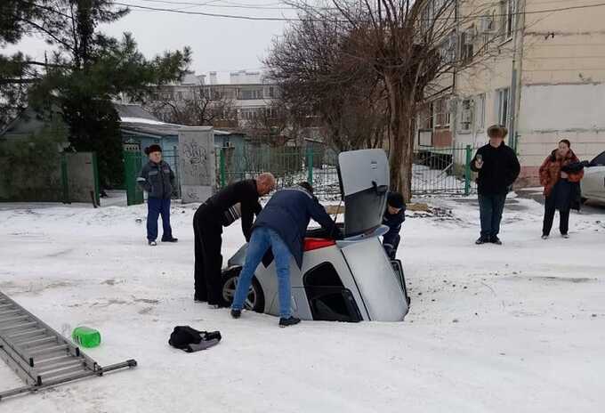 В Ростовской области автомобиль с женщиной-водителем внутри провалился под асфальт