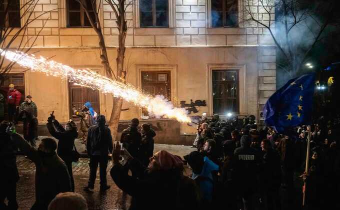 Протестующие в Тбилиси атакуют силовиков пиротехникой