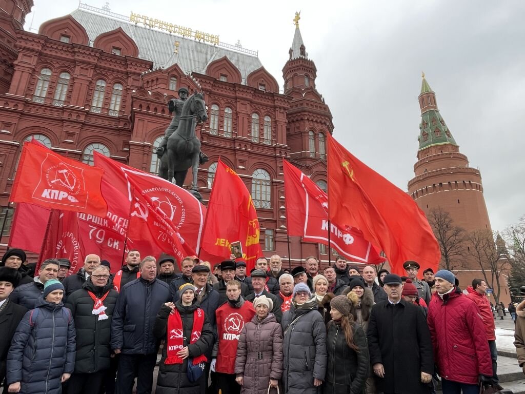    Геннадий Зюганов и Николай Харитонов с соратниками пришли возложить цветы на могилу Иосифа Джугашвили